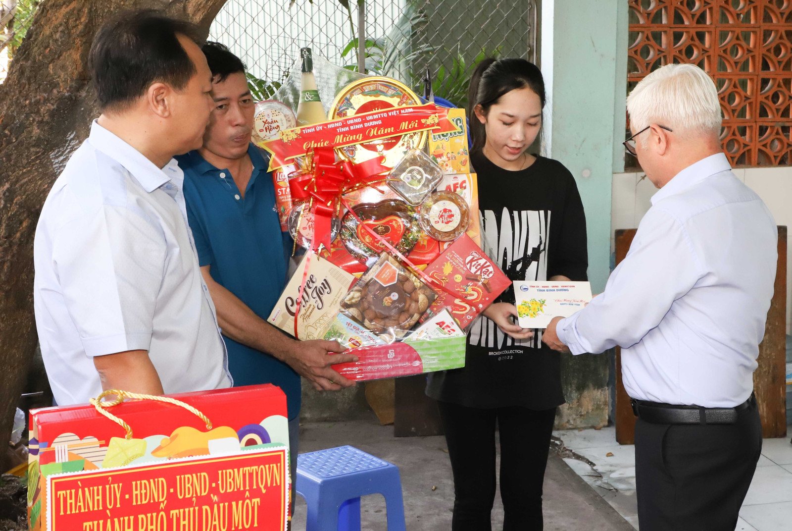 Bí thư Tỉnh ủy Bình Dương thăm, tặng quà công nhân xa quê Phan Thị Uyển Nhi.